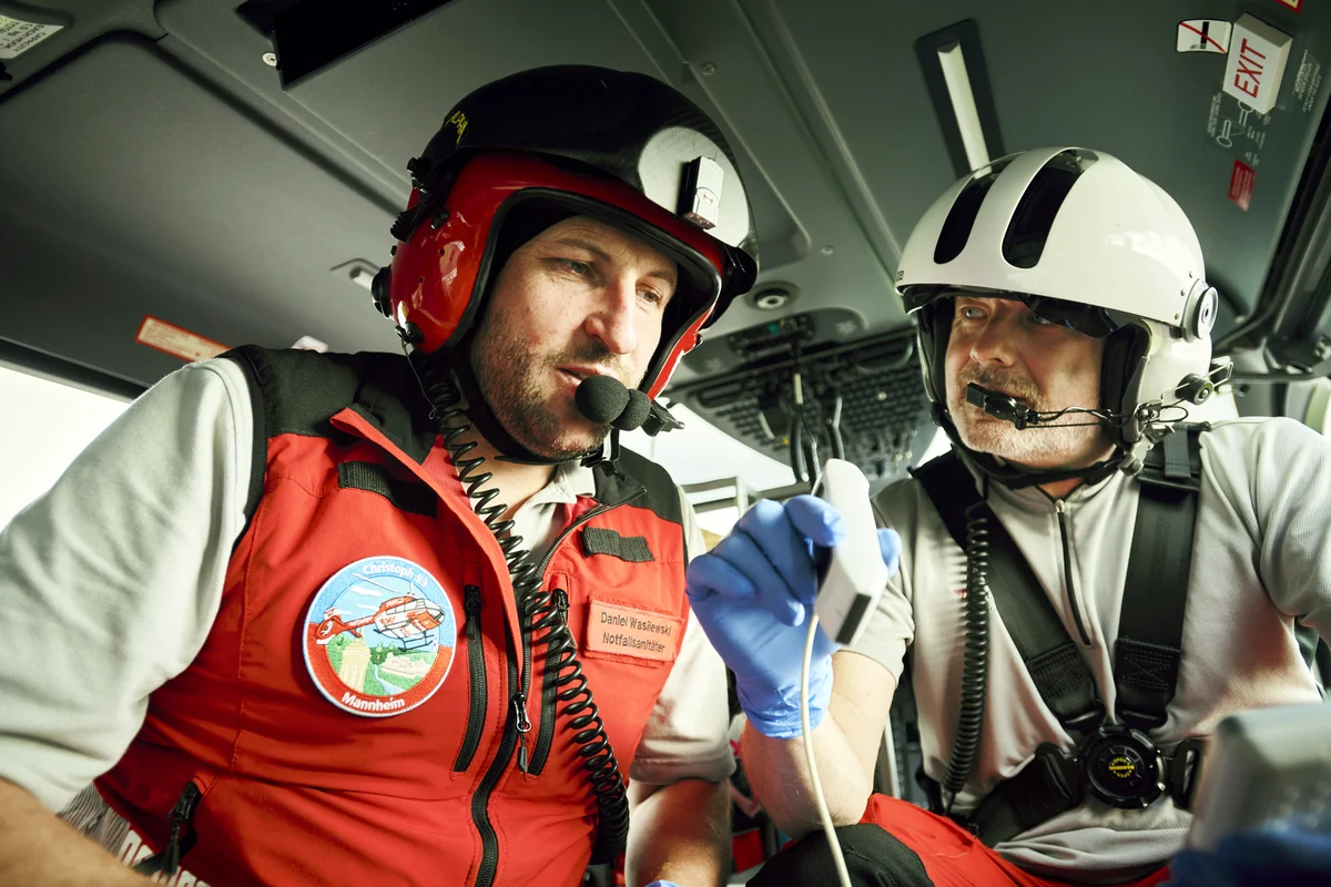 Medizinische Crew der DRF Luftrettung während eines Einsatzfluges