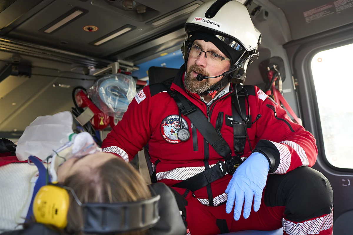 Besatzungsmitglied der DRF Luftrettung bei einem Rettungshubschraubereinsatz