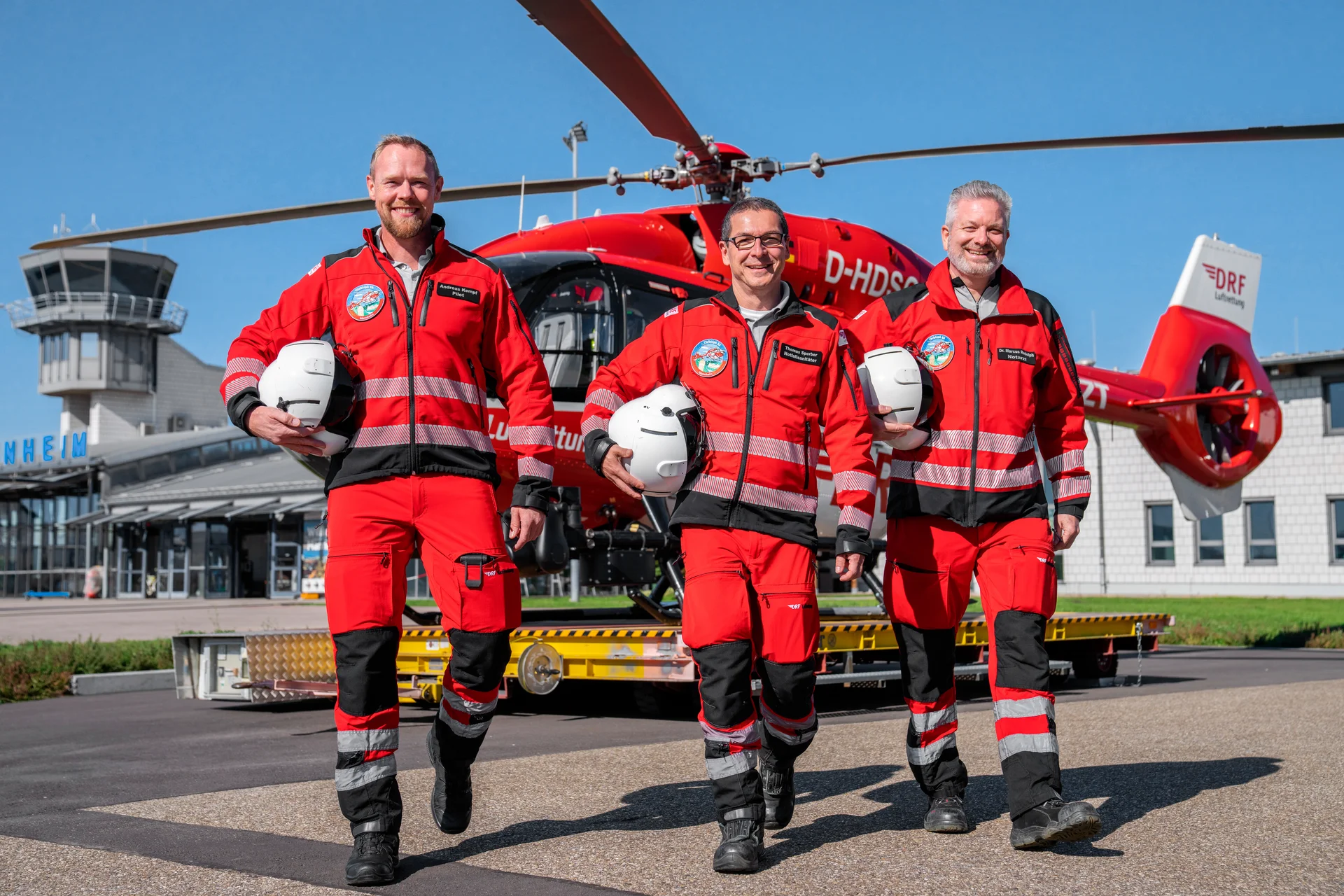 Einsatzcrew der DRF Luftrettung neben dem Rettungshubschrauber Christoph 53 am Flughafen Mannheim