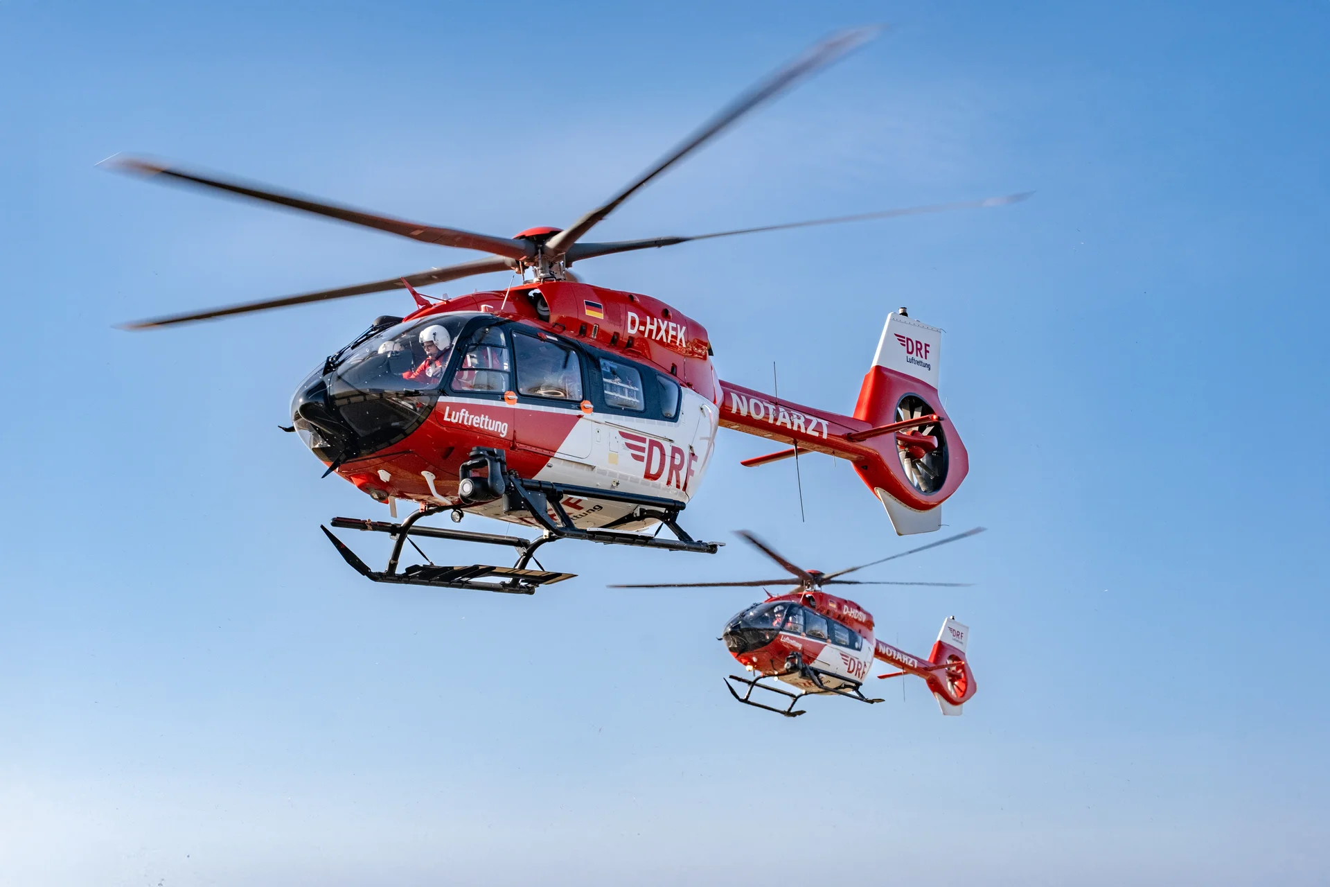 Zwei Rettungshubschrauber der DRF Luftrettung im Einsatzflug