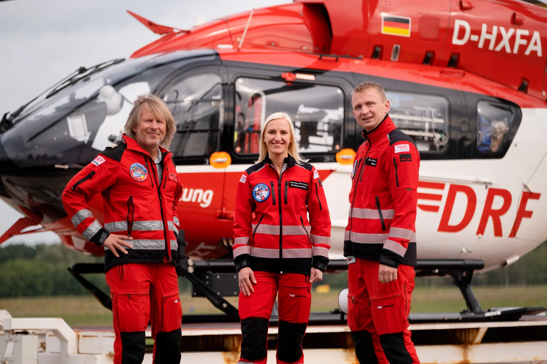 Einsatzcrew der DRF Luftrettung vor dem Rettungshubschrauber Christoph Niedersachsen am Flughafen Hannover