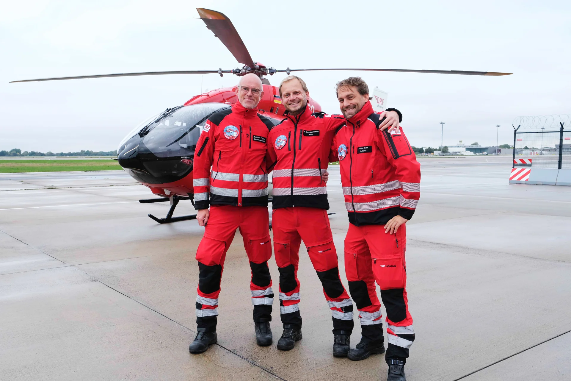 Einsatzcrew der DRF Luftrettung vor dem Rettungshubschrauber Christoph Weser in Bremen