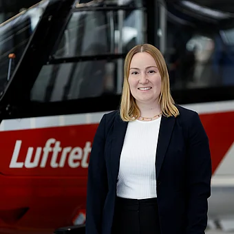 Portraitaufnahme von Nadine Maisenbacher, HR-Ansprechpartnerin für Verwaltung bei der DRF Luftrettung