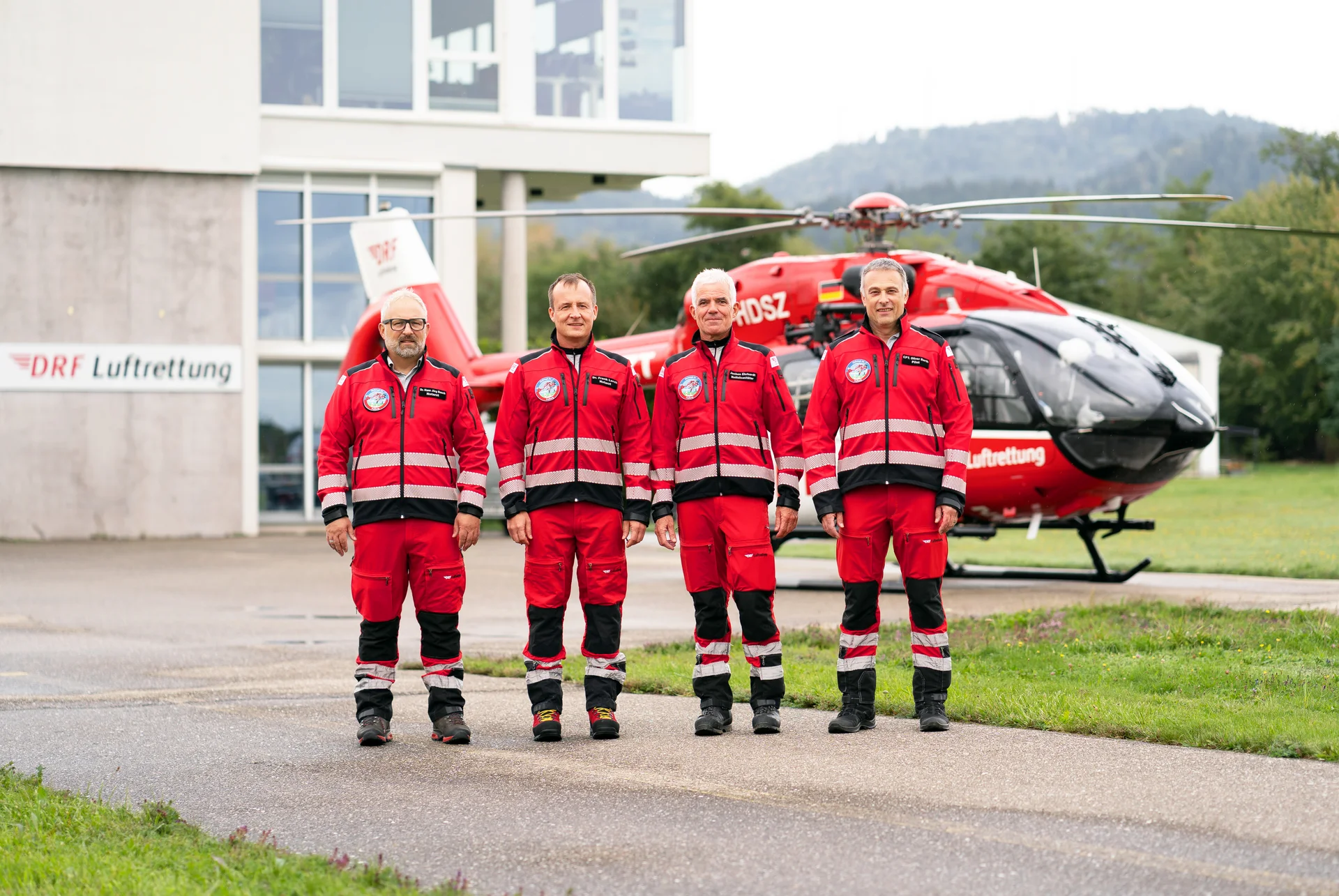 Einsatzcrew der DRF Luftrettung vor dem Rettungshubschrauber Christoph 54 in Freiburg