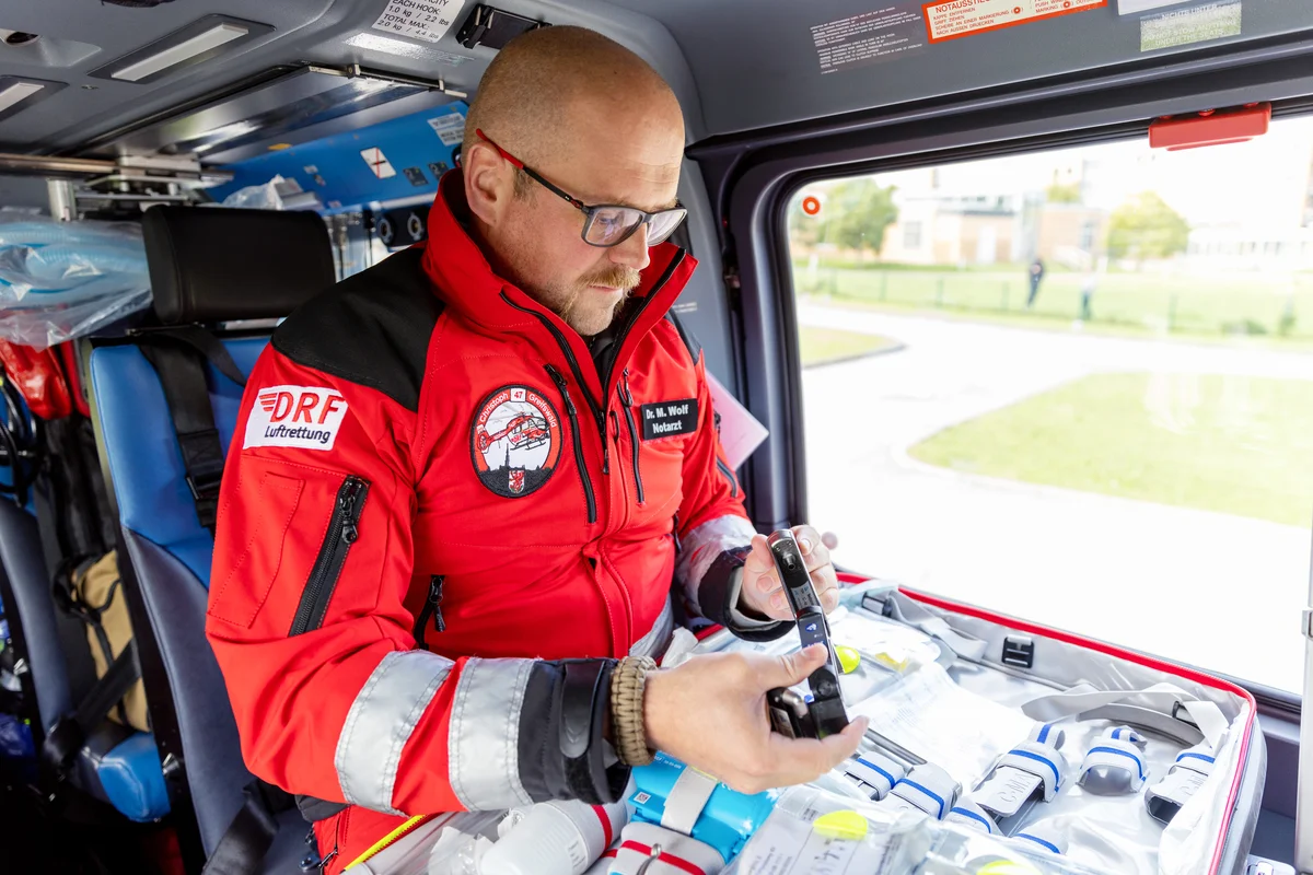 Notarzt der DRF Luftrettung bei der medizinischen Versorgung eines Patienten