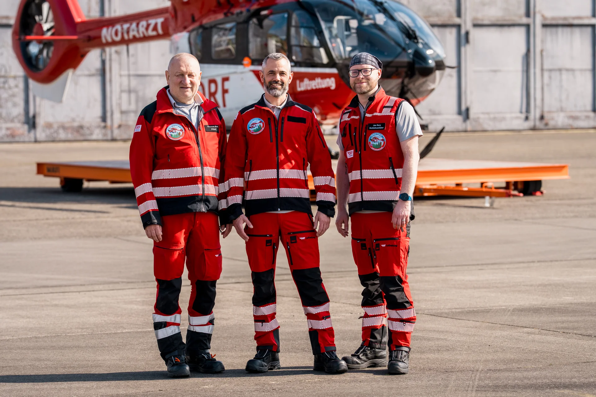 Einsatzcrew der DRF Luftrettung vor dem Rettungshubschrauber Christoph Ortenau am Flughafen Lahr