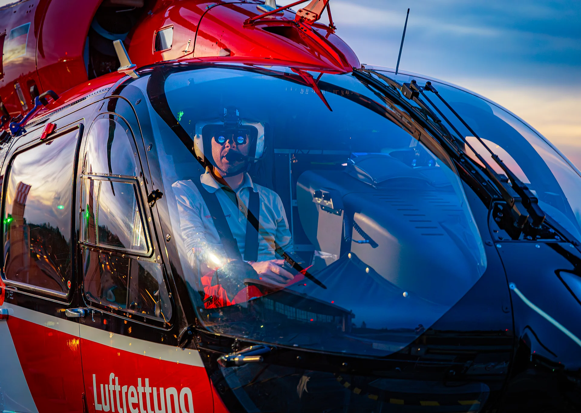 Pilot der DRF Luftrettung im Cockpit eines Rettungshubschraubers während eines Einsatzfluges