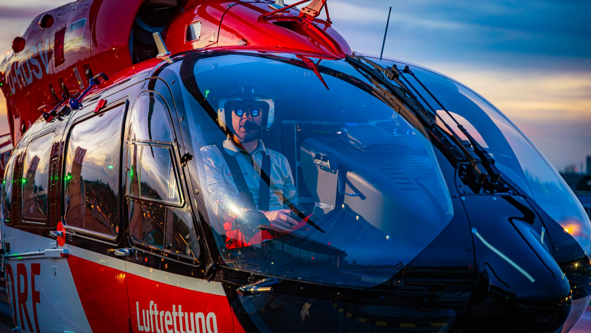 Pilot der DRF Luftrettung im Cockpit eines Rettungshubschraubers während eines Einsatzfluges