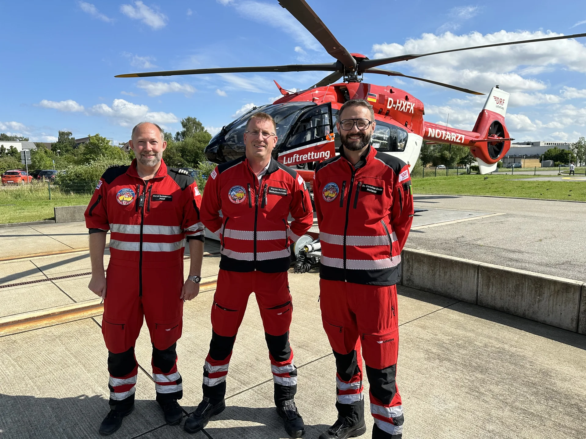 Einsatzcrew der DRF Luftrettung vor dem Rettungshubschrauber Christoph 47 in Greifswald