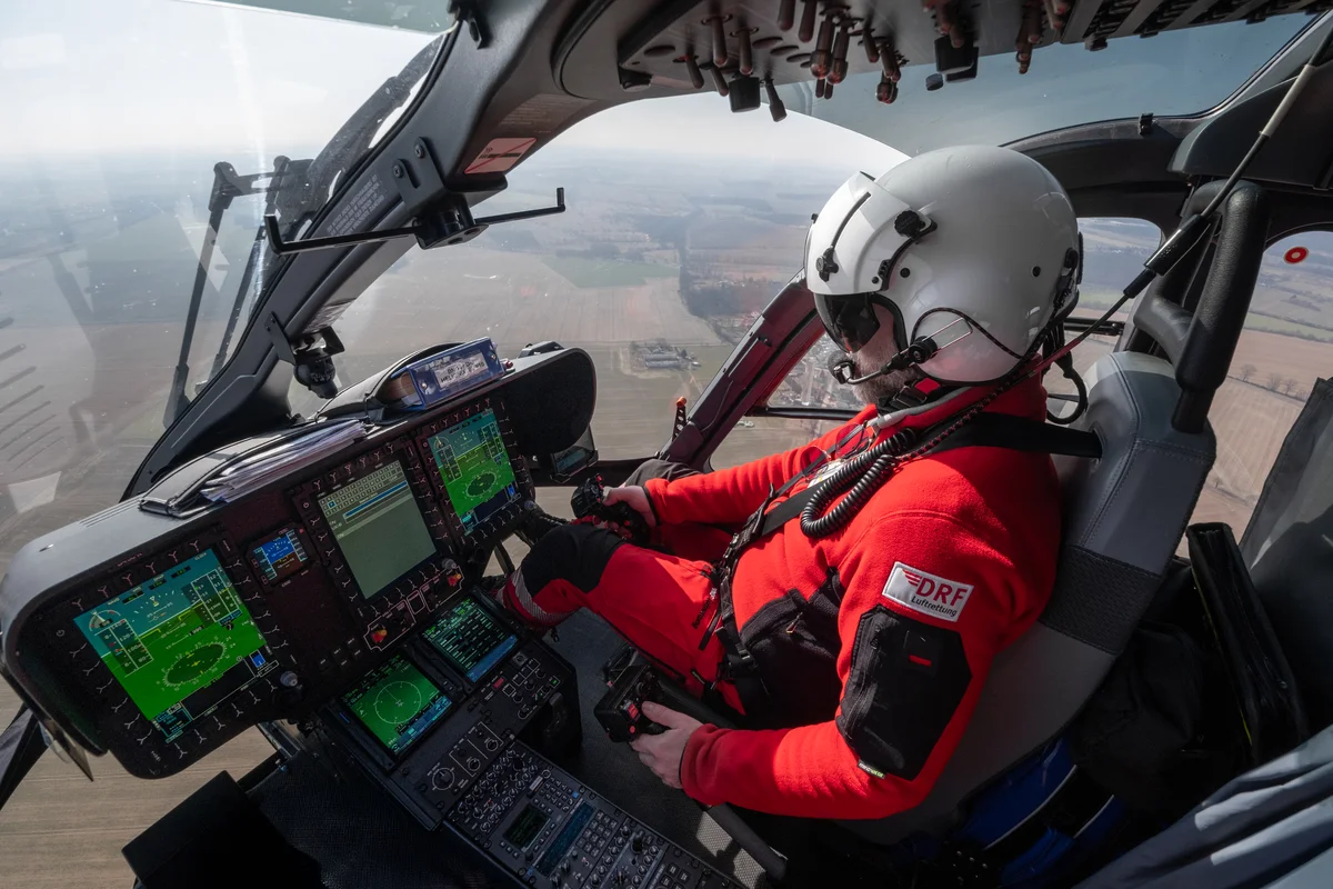 Blick aus dem Cockpit eines Rettungshubschraubers während eines Einsatzfluges