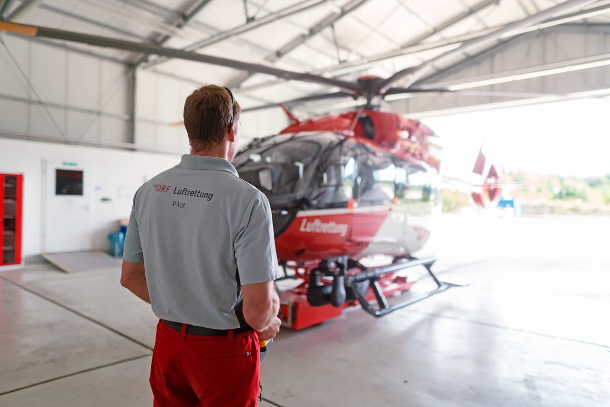 Praktische Ausbildung an einem Rettungshubschrauber im Hangar