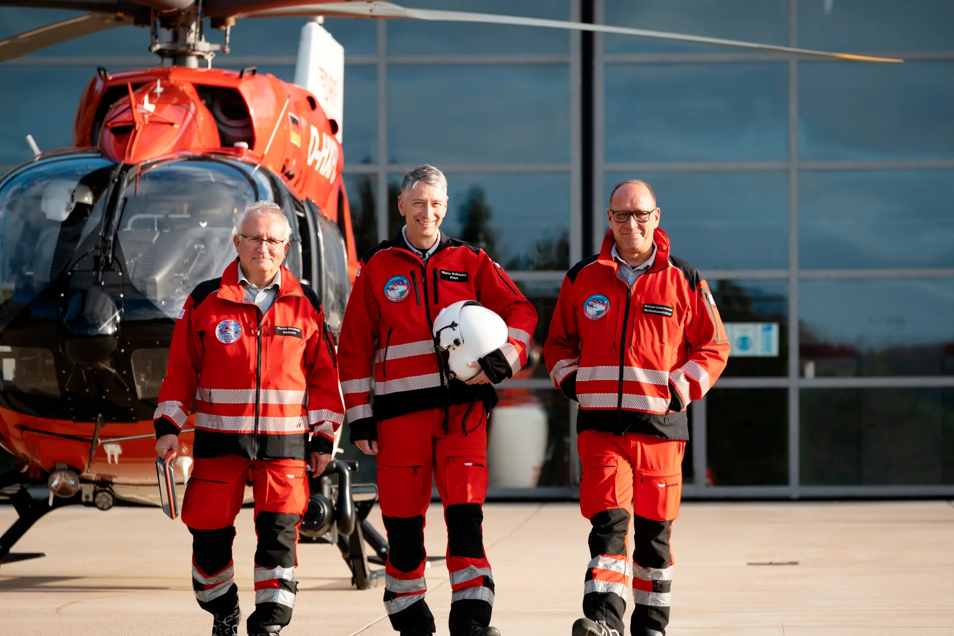Einsatzcrew der DRF Luftrettung vor dem Rettungshubschrauber Christoph Thüringen in Bad Berka