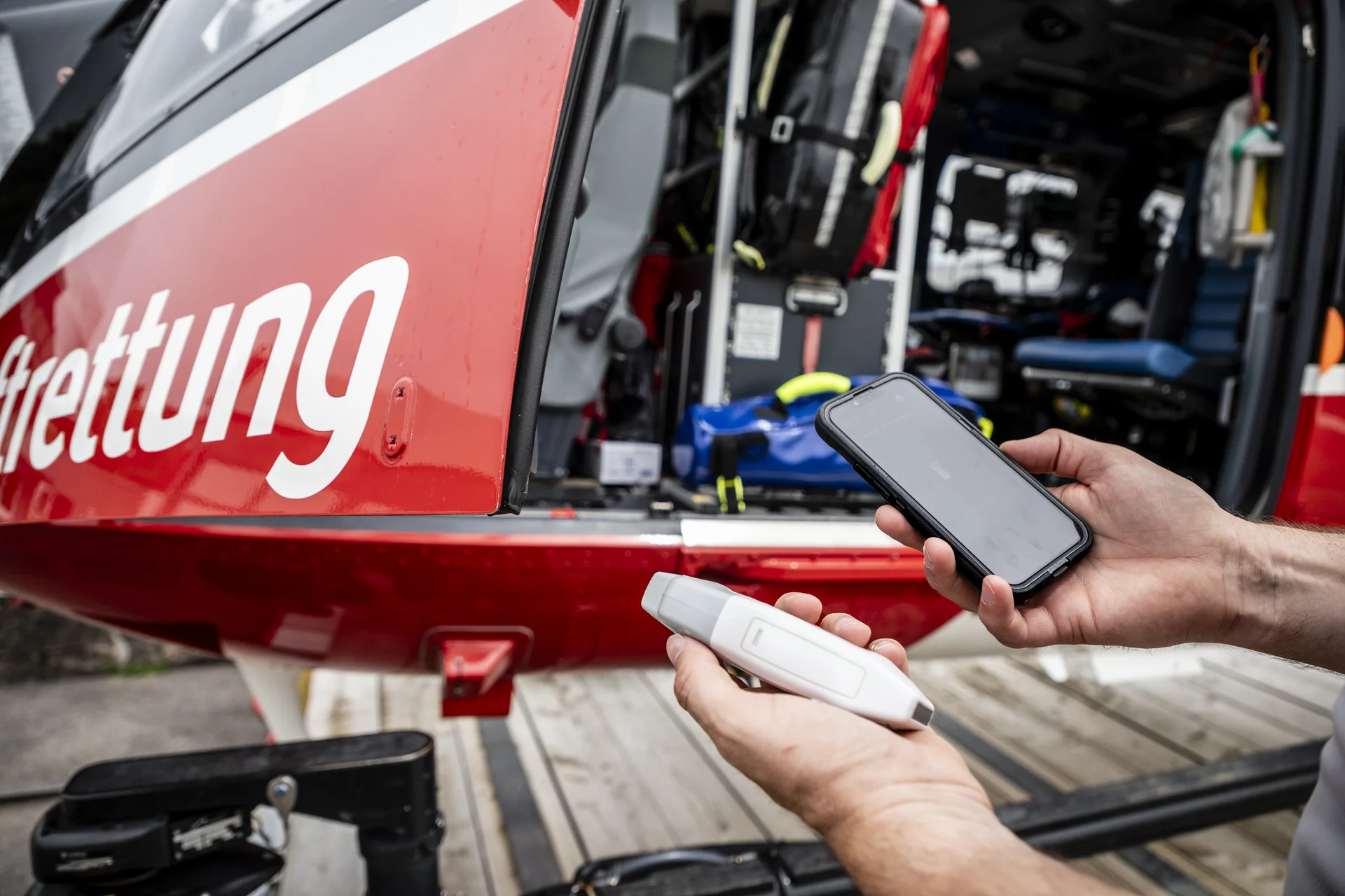 Mobiles Ultraschallgerät zur notfallmedizinischen Diagnostik vor einem Rettungshubschrauber