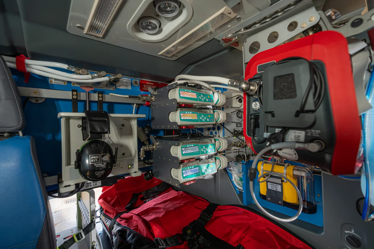 Intensivmedizinische Geräte und Überwachungstechnik in einem Intensivtransporthubschrauber