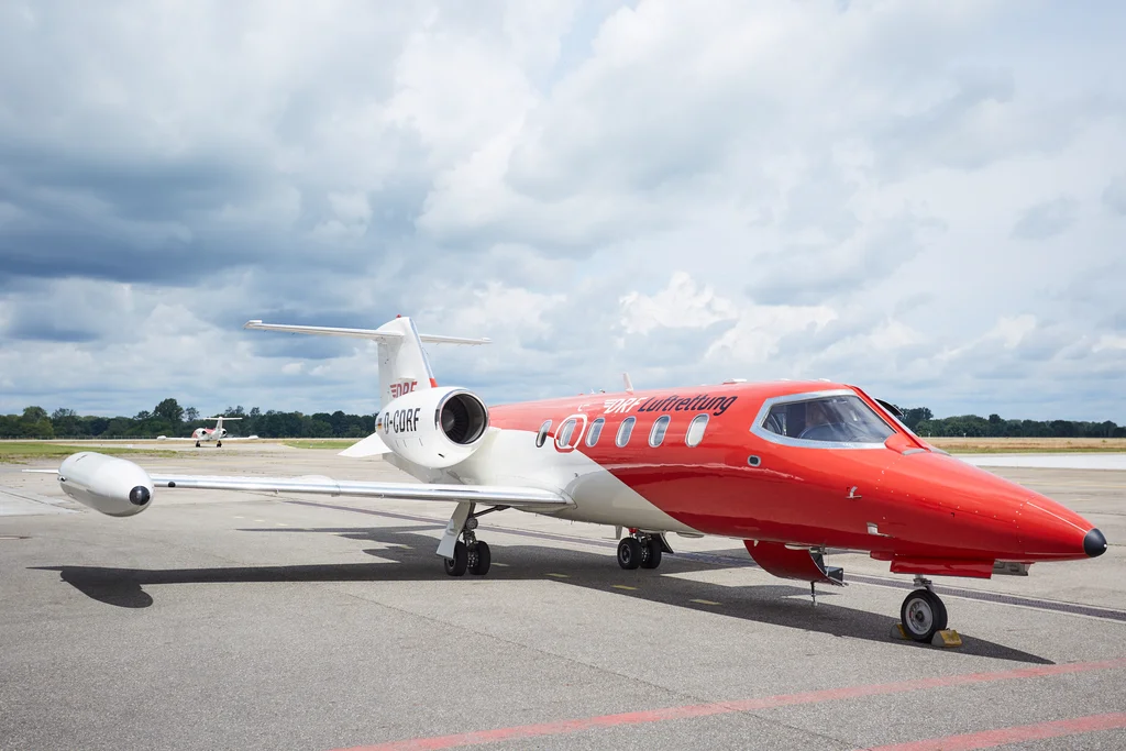 Ambulanzflugzeug des Typs Learjet 35A auf dem Vorfeld eines Flughafens