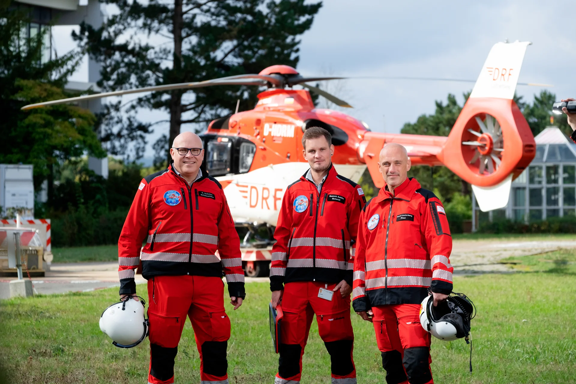 Einsatzcrew der DRF Luftrettung vor dem Rettungshubschrauber Christoph 44 in Göttingen