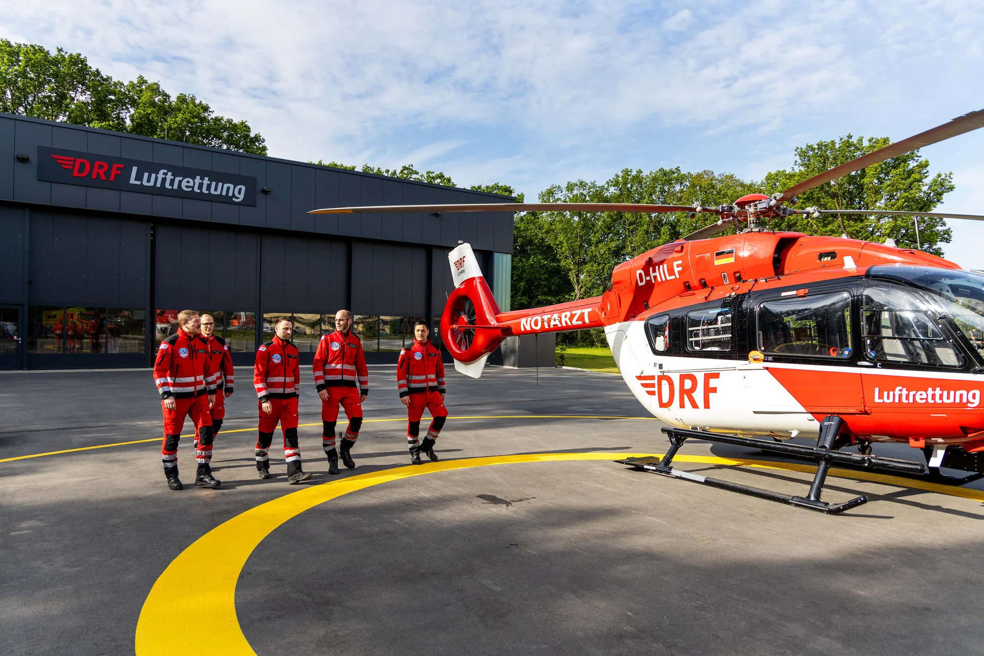 Einsatzcrew der DRF Luftrettung neben dem Rettungshubschrauber Christoph 100 in Berlin-Buch