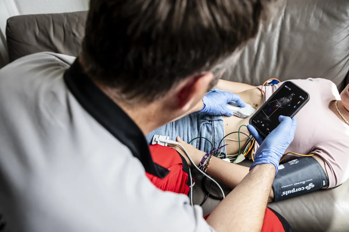 Anwendung moderner Ultraschalldiagnostik zur notfallmedizinischen Untersuchung einer Patientin