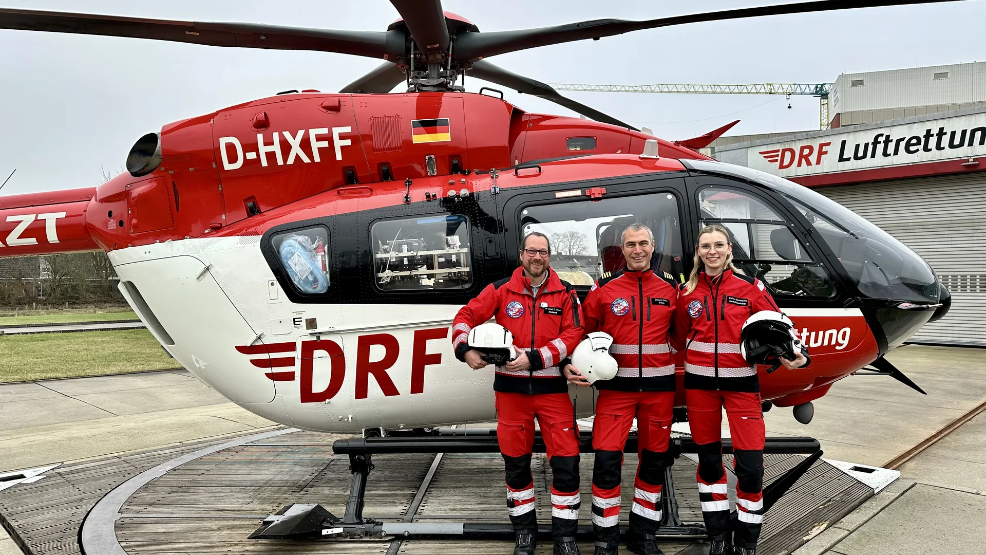 Einsatzcrew der DRF Luftrettung vor dem Rettungshubschrauber Christoph Europa 5 in Niebüll
