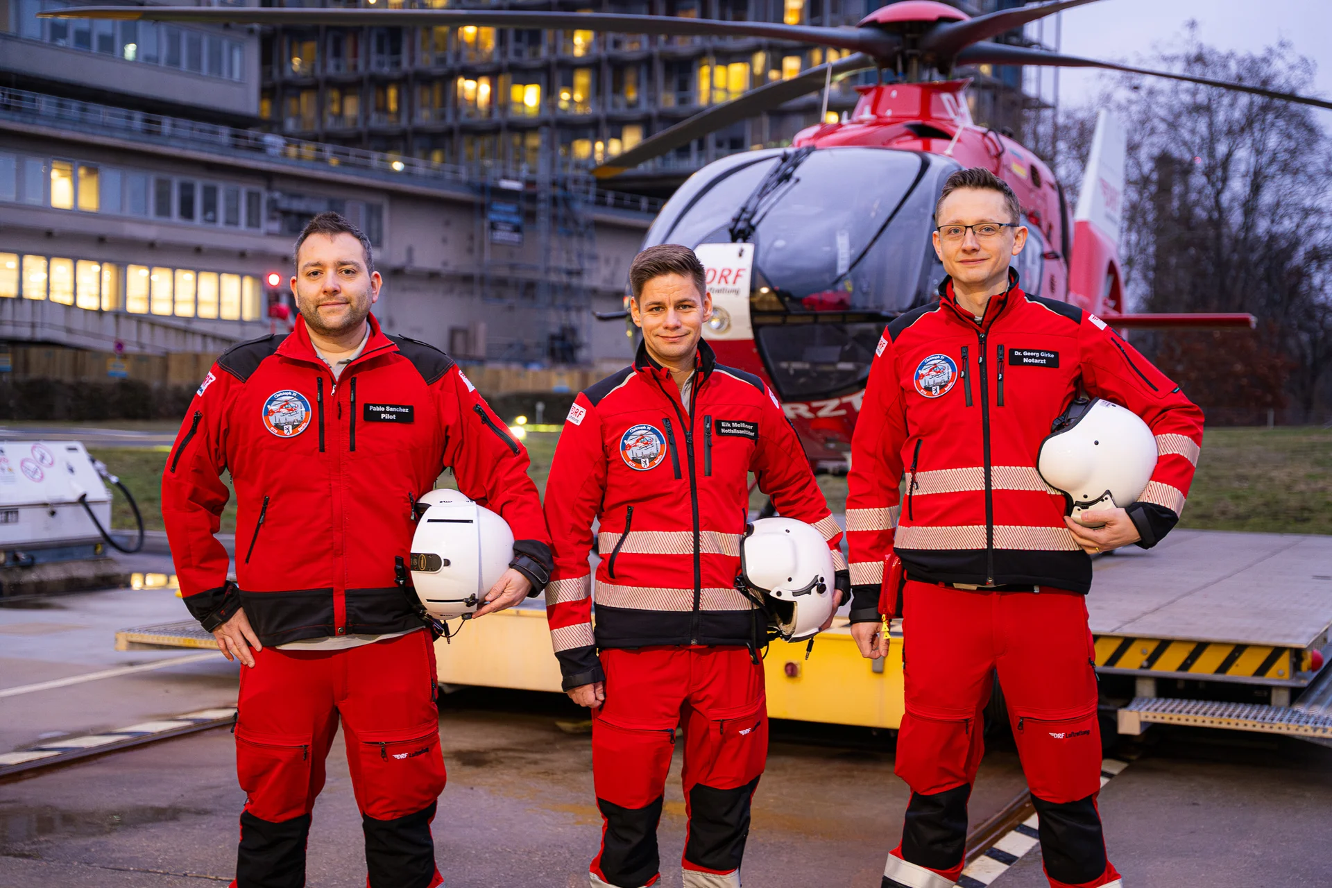 Einsatzcrew der DRF Luftrettung vor dem Rettungshubschrauber Christoph 31 in Berlin-Steglitz
