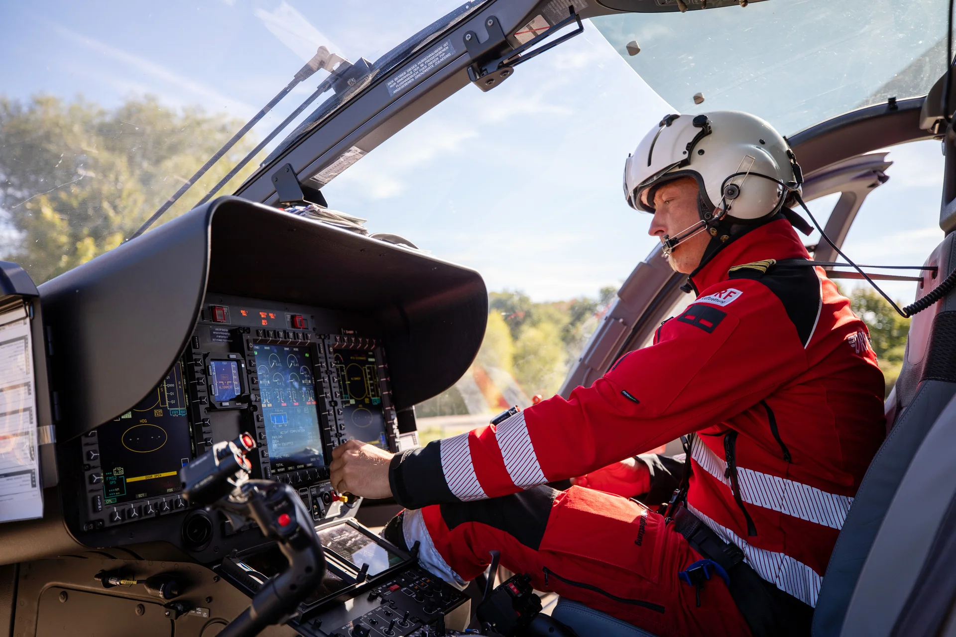 Pilot der DRF Luftrettung im Cockpit eines Rettungshubschraubers