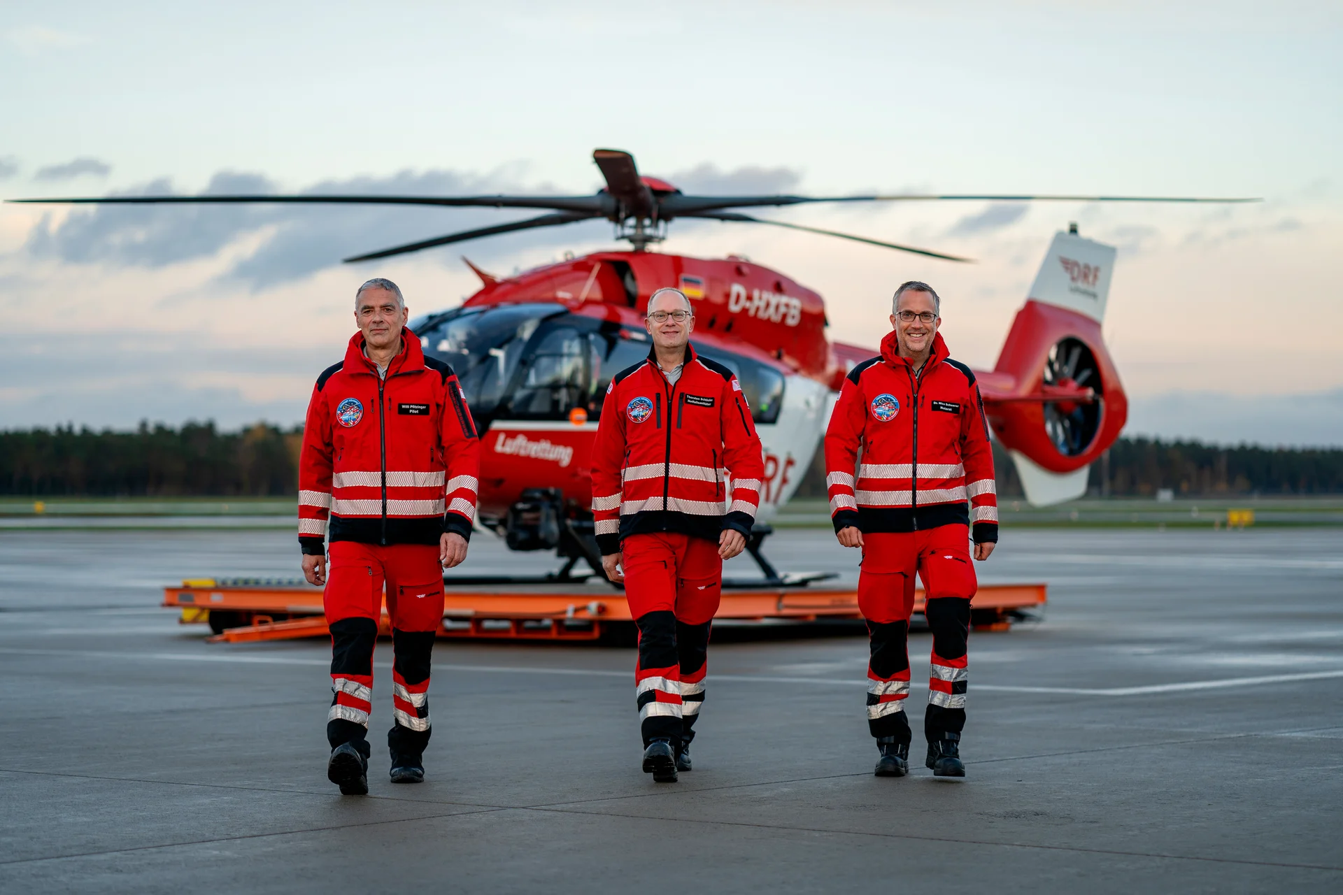 Einsatzcrew der DRF Luftrettung vor dem Intensivtransporthubschrauber Christoph Nürnberg am Flughafen Nürnberg