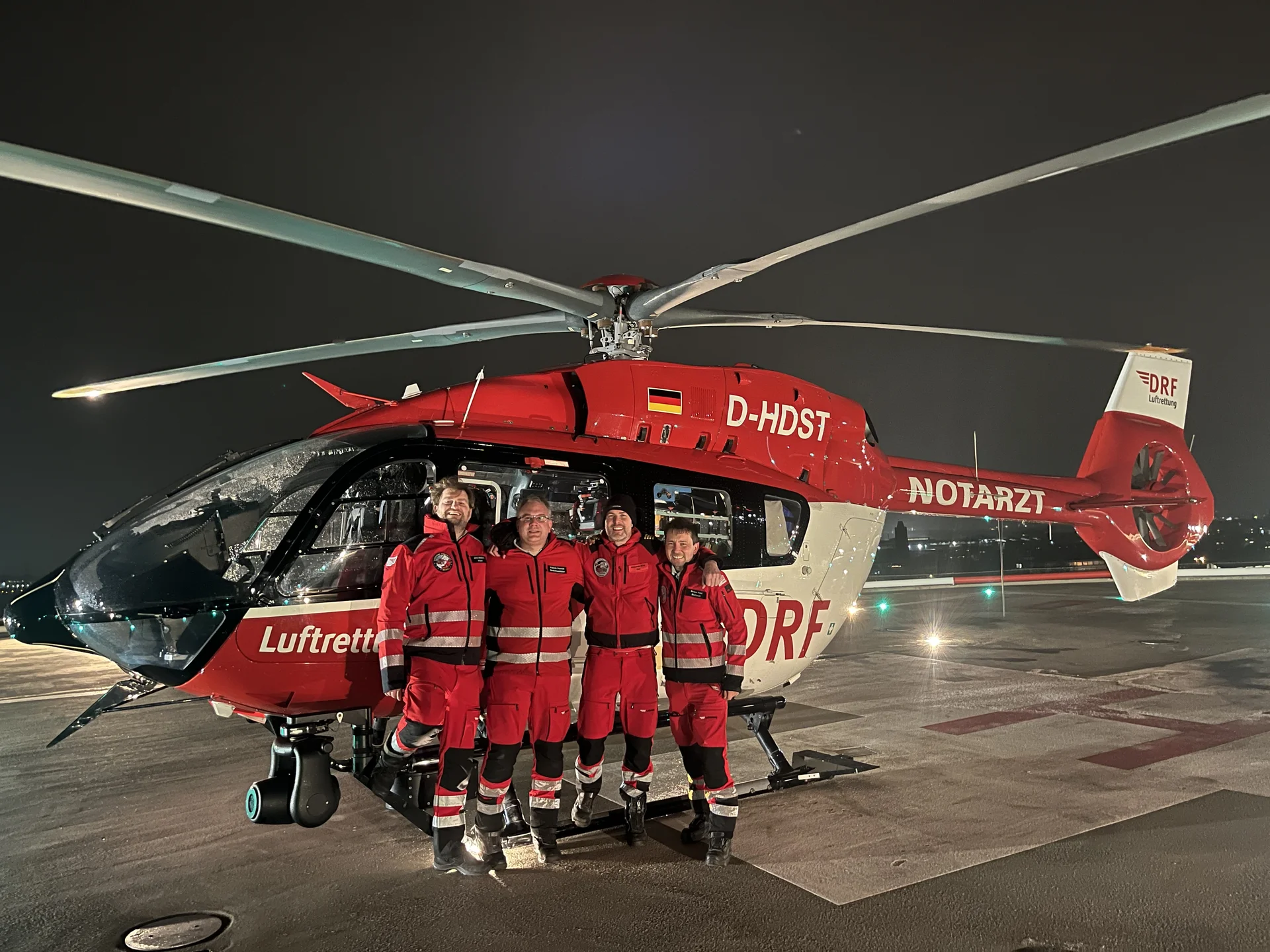 Einsatzcrew der DRF Luftrettung vor dem Rettungshubschrauber Christoph Dortmund am Flughafen Dortmund