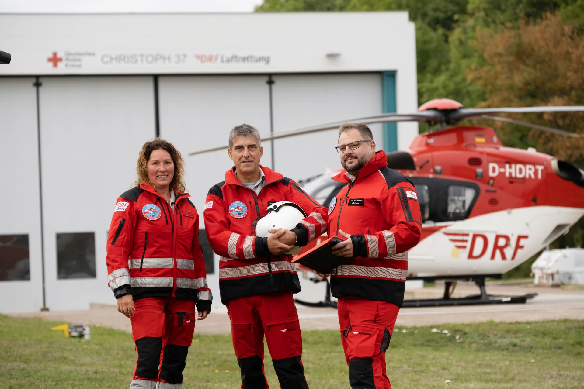 Einsatzcrew der DRF Luftrettung vor dem Rettungshubschrauber Christoph 37 in Nordhausen