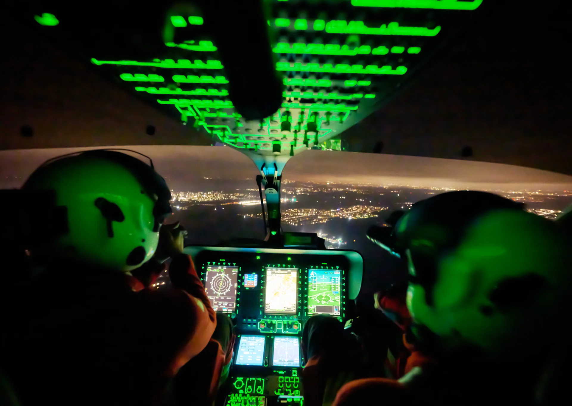 Cockpit eines Rettungshubschraubers beim Einsatz von Nachtsichtbrillen während eines Nachtfluges