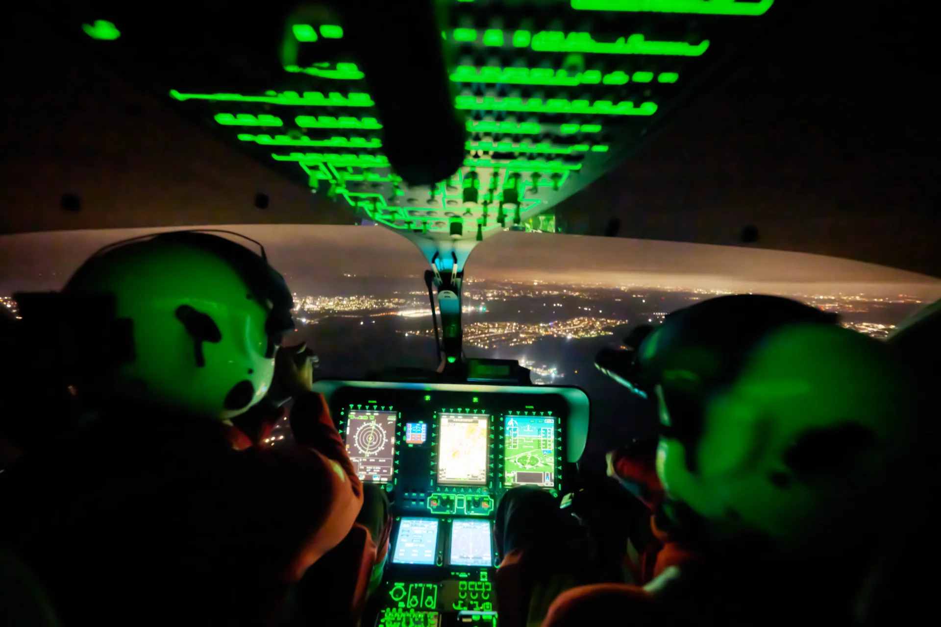 Cockpit eines Rettungshubschraubers beim Einsatz von Nachtsichtbrillen während eines Nachtfluges