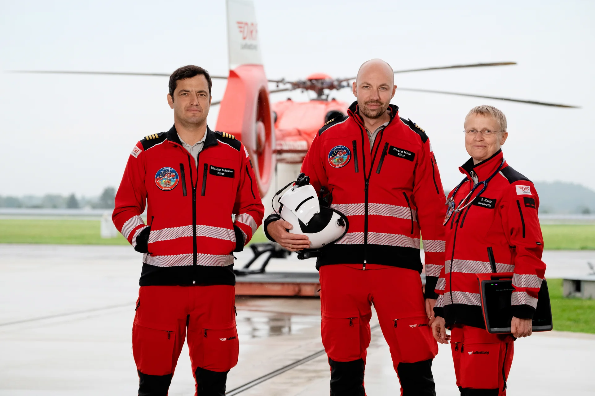 Einsatzcrew der DRF Luftrettung vor dem Rettungshubschrauber Christoph 62 in Bautzen