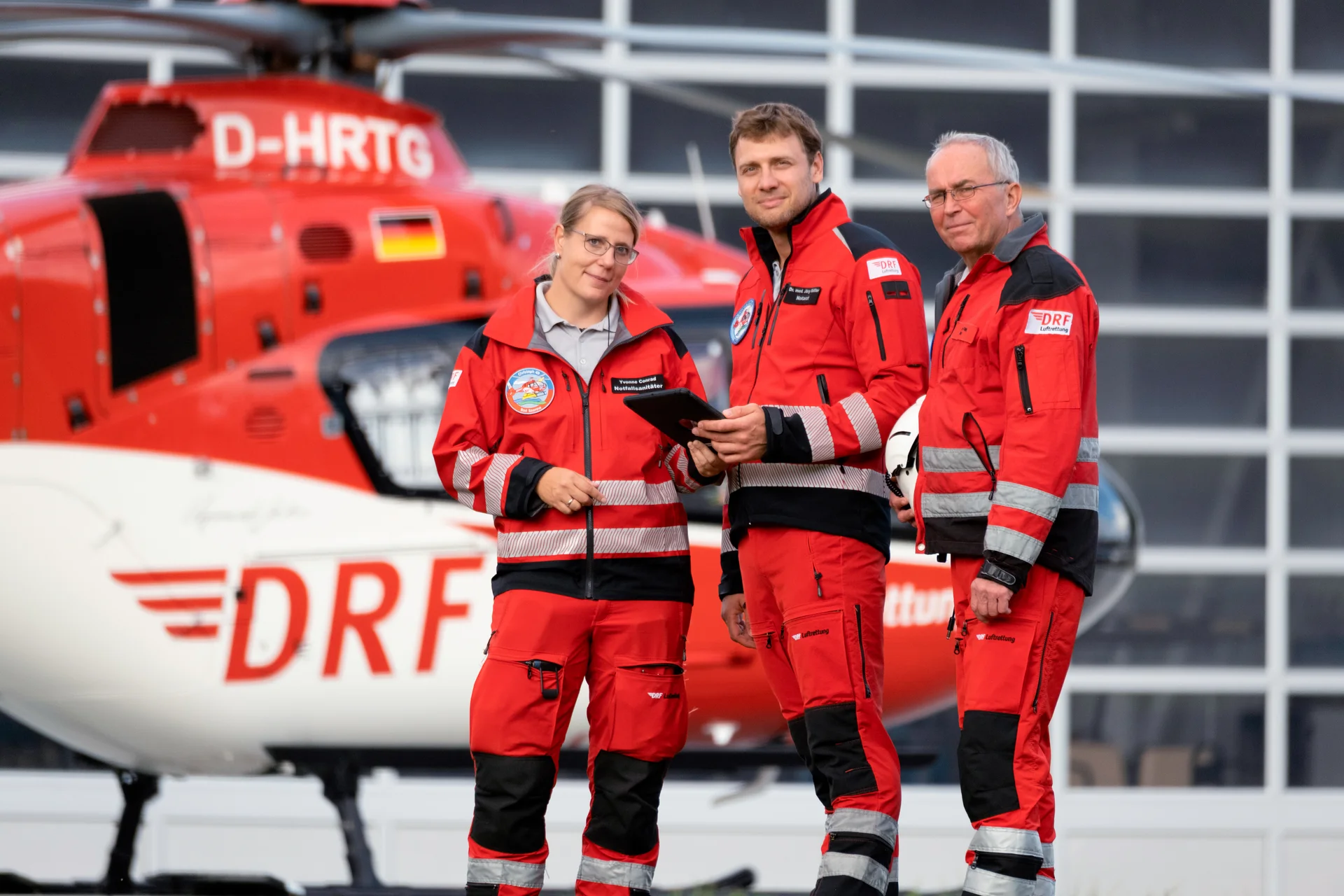 Einsatzcrew der DRF Luftrettung vor dem Rettungshubschrauber Christoph 49 in Bad Saarow