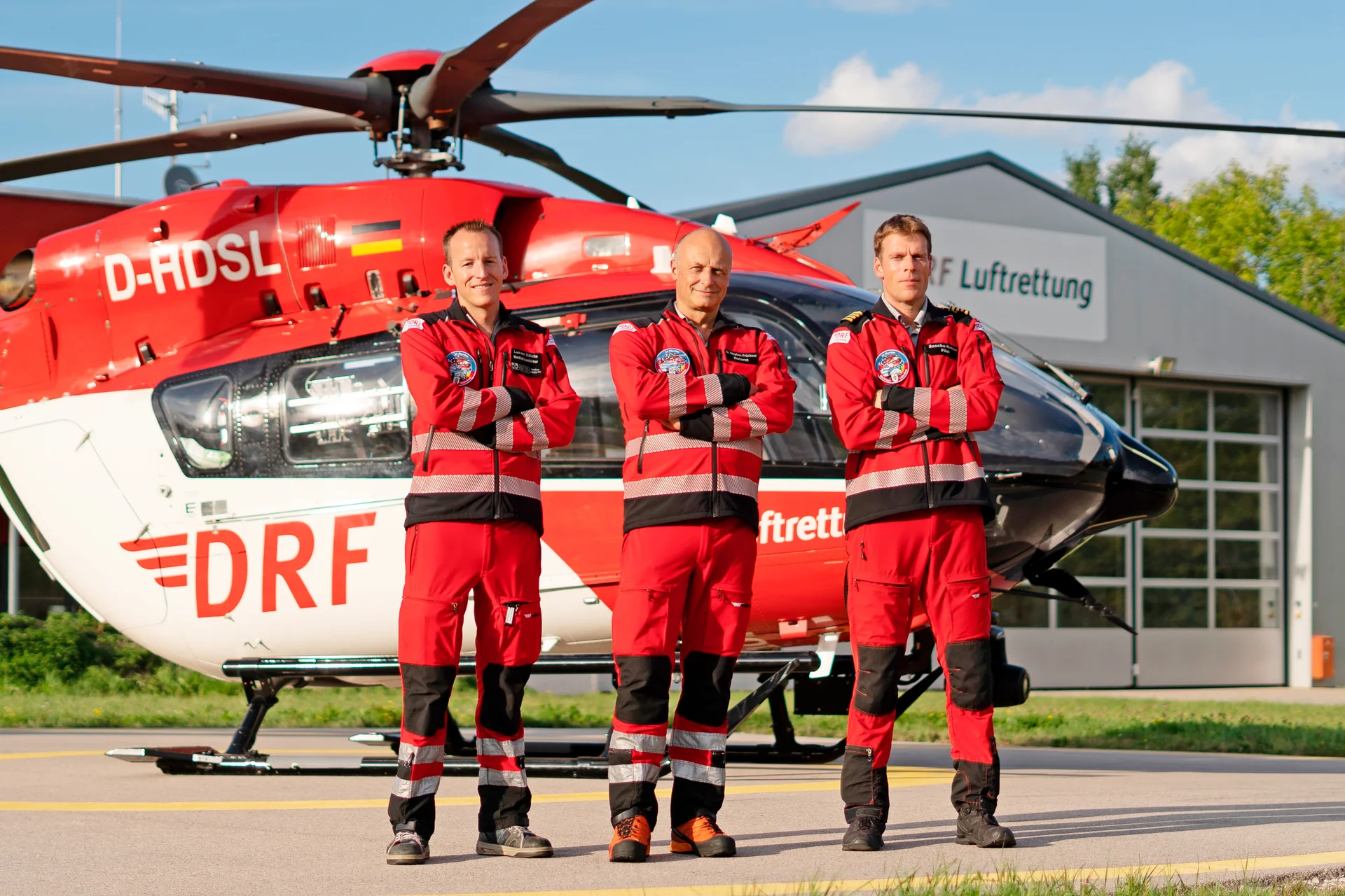 Einsatzcrew der DRF Luftrettung vor dem Rettungshubschrauber Christoph München am Klinikum Großhadern