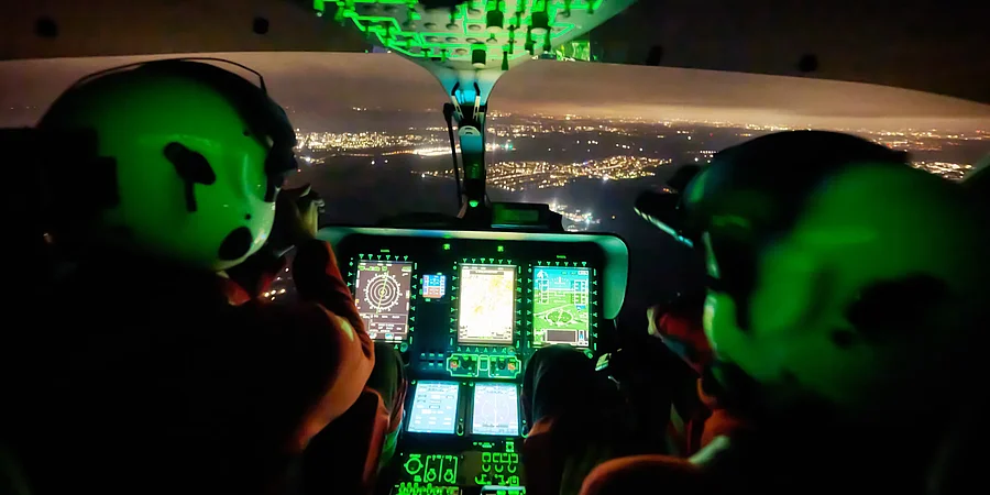 Cockpit eines Rettungshubschraubers beim Einsatz von Nachtsichtbrillen während eines Nachtfluges.