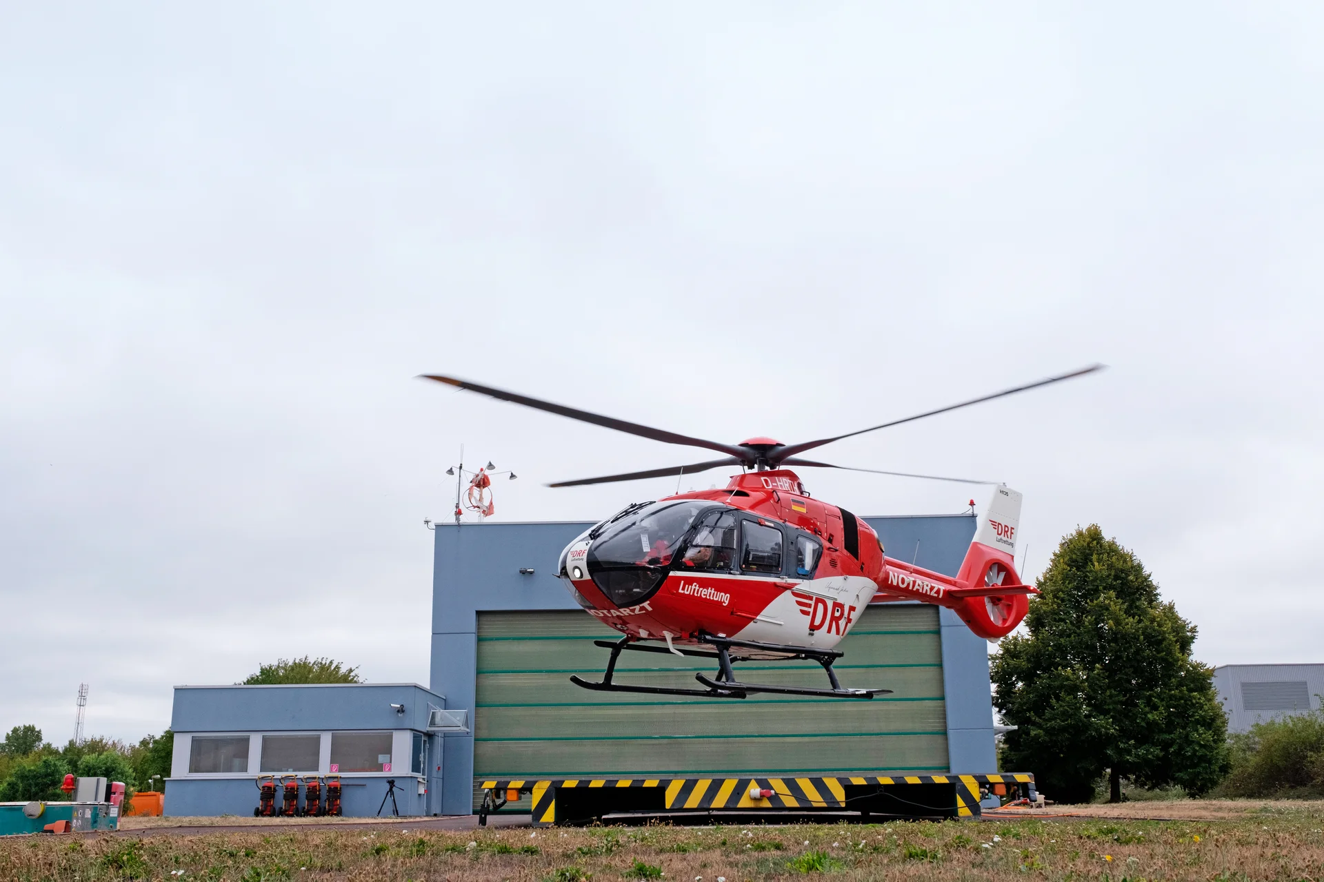 Rettungshubschrauber Christoph 36 landet auf dem Hubschrauberlandeplatz am Klinikum Magdeburg
