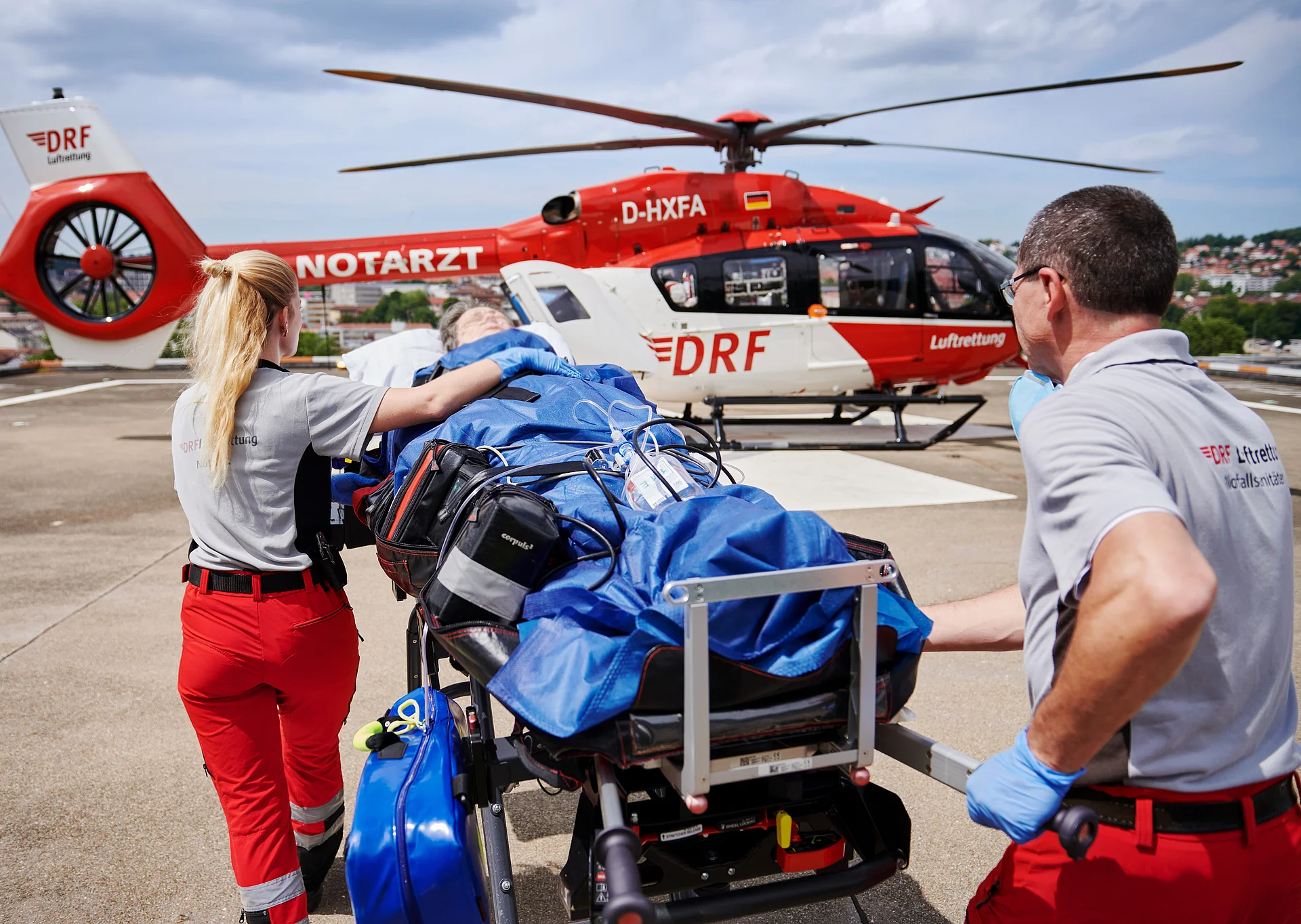 Rettungshubschrauber nder DRF Luftrettung während eines Rettungseinsatzes.