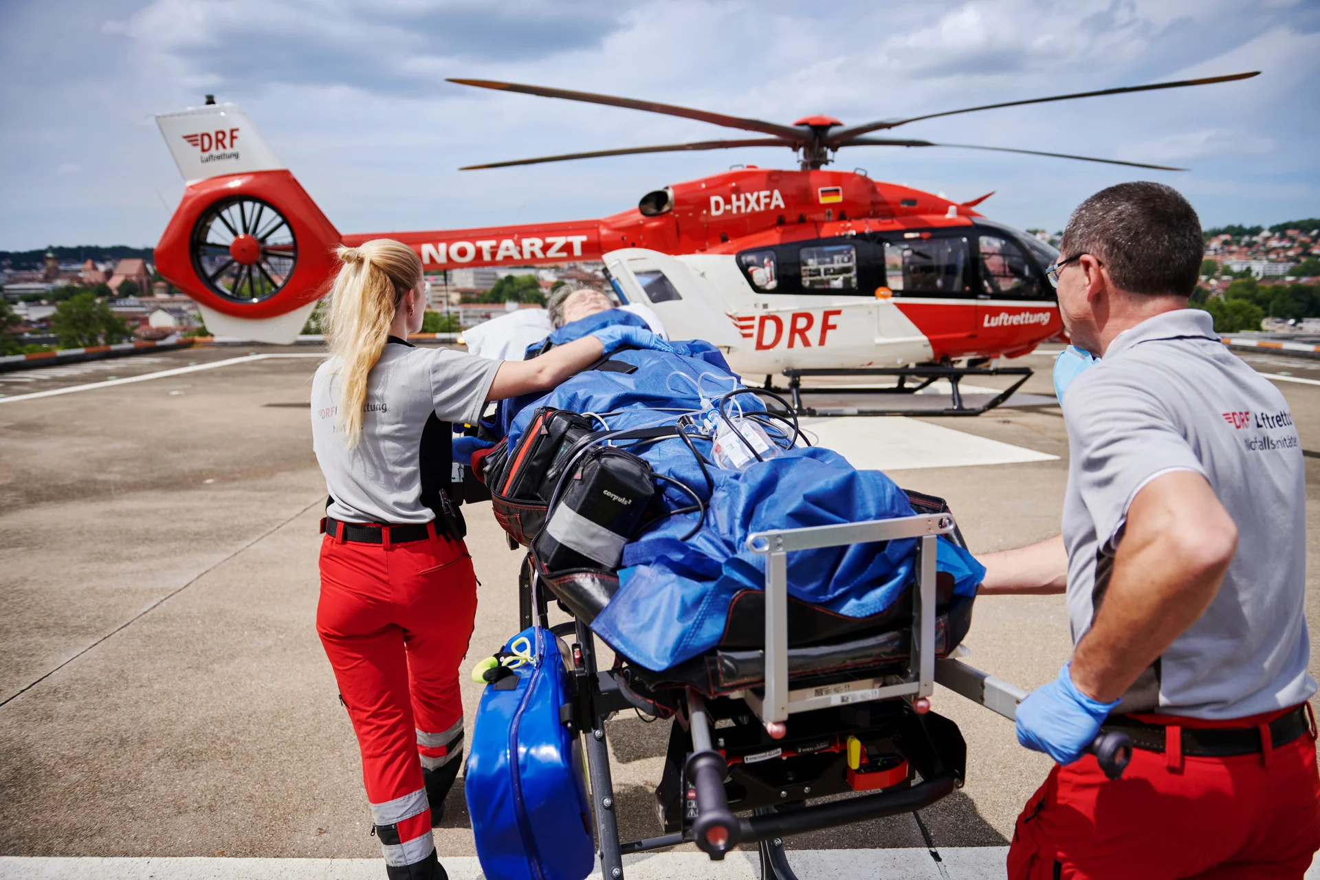 Rettungshubschrauber nder DRF Luftrettung während eines Rettungseinsatzes.