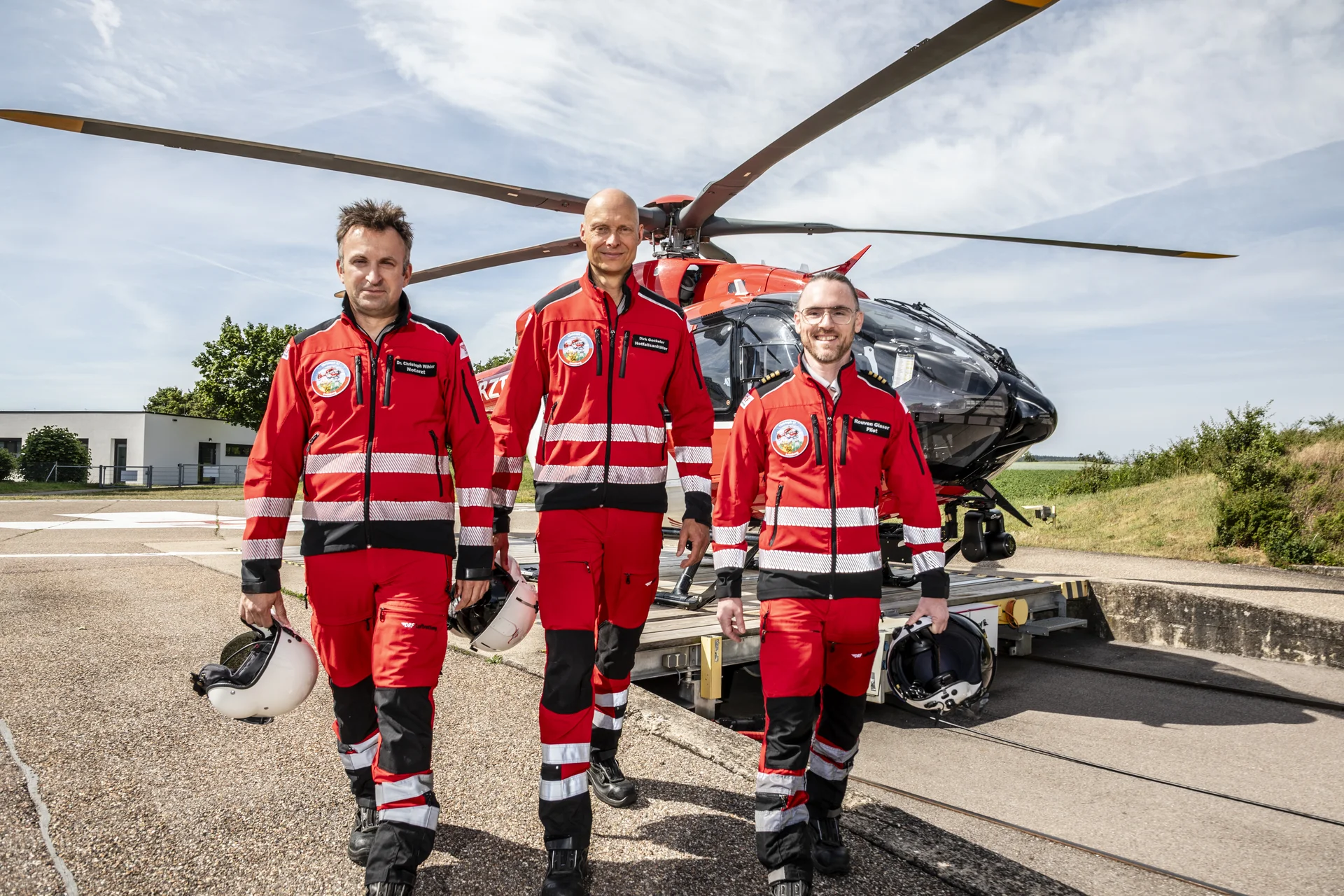 Medizinische Crew der DRF Luftrettung vor einem Rettungshubschrauber