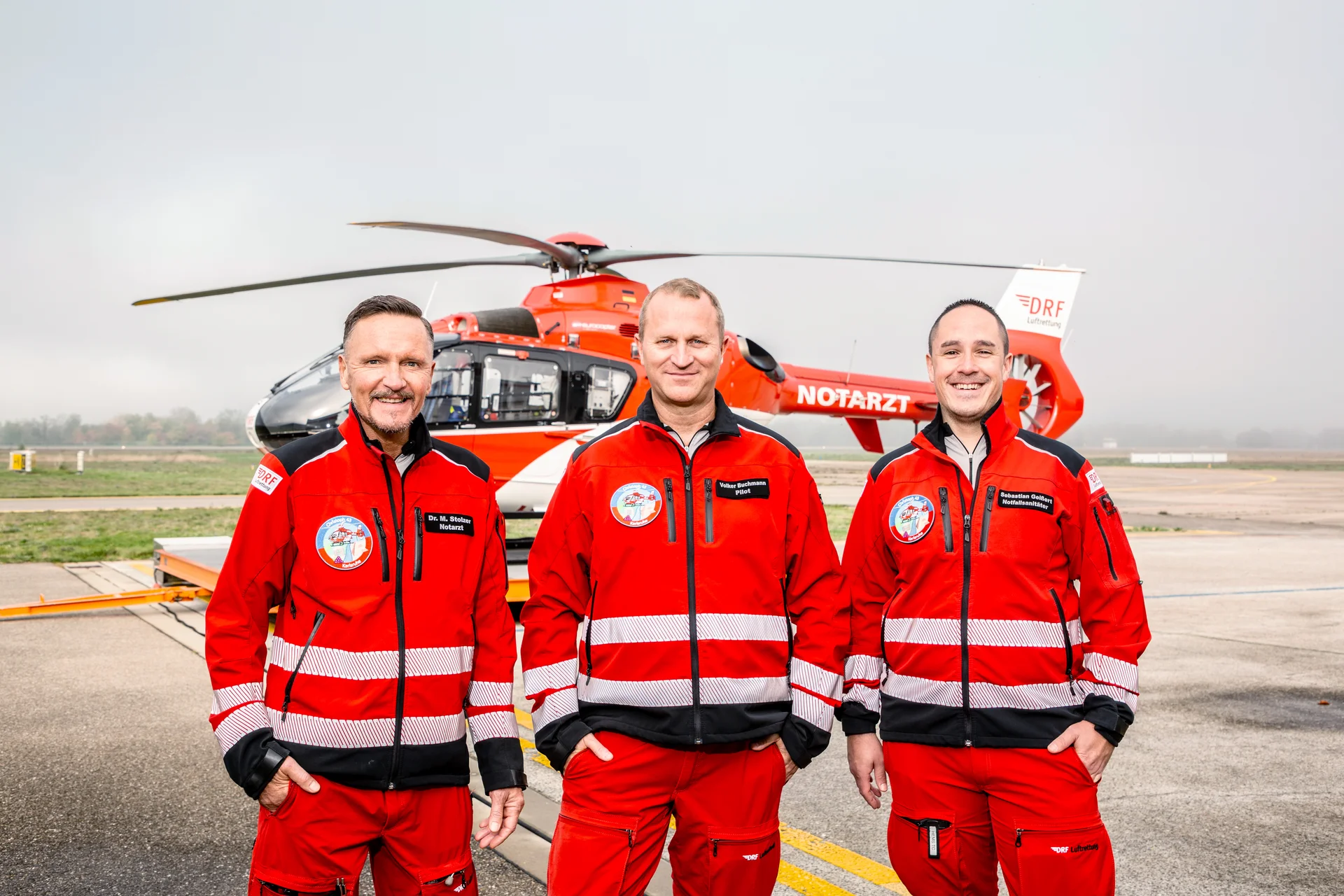 Einsatzcrew der DRF Luftrettung vor dem Rettungshubschrauber Christoph 43 in Karlsruhe